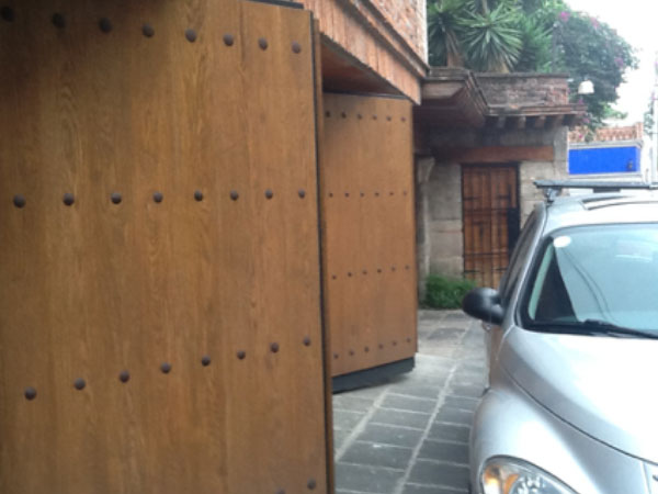 ¿Qué puertas automáticas pueden instalarse en garajes comunitarios?