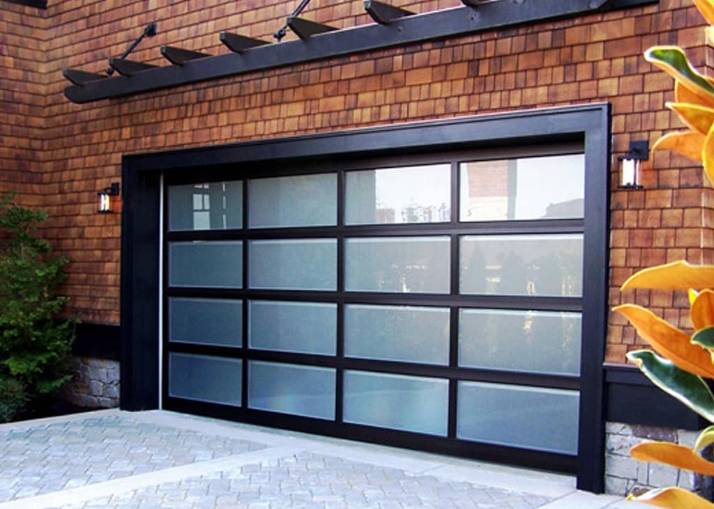 Sobre las puertas de garaje: ventajas de este tipo de espacio, motivos para su automatización, y funcionamiento básico.