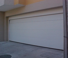 ¿Por qué seleccionar puertas ascendentes para el garaje?